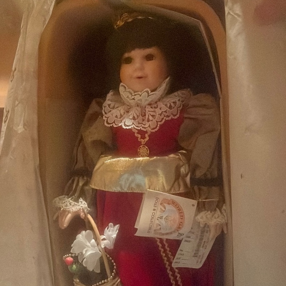 World Gallery Collectible Doll - Queen Isabella